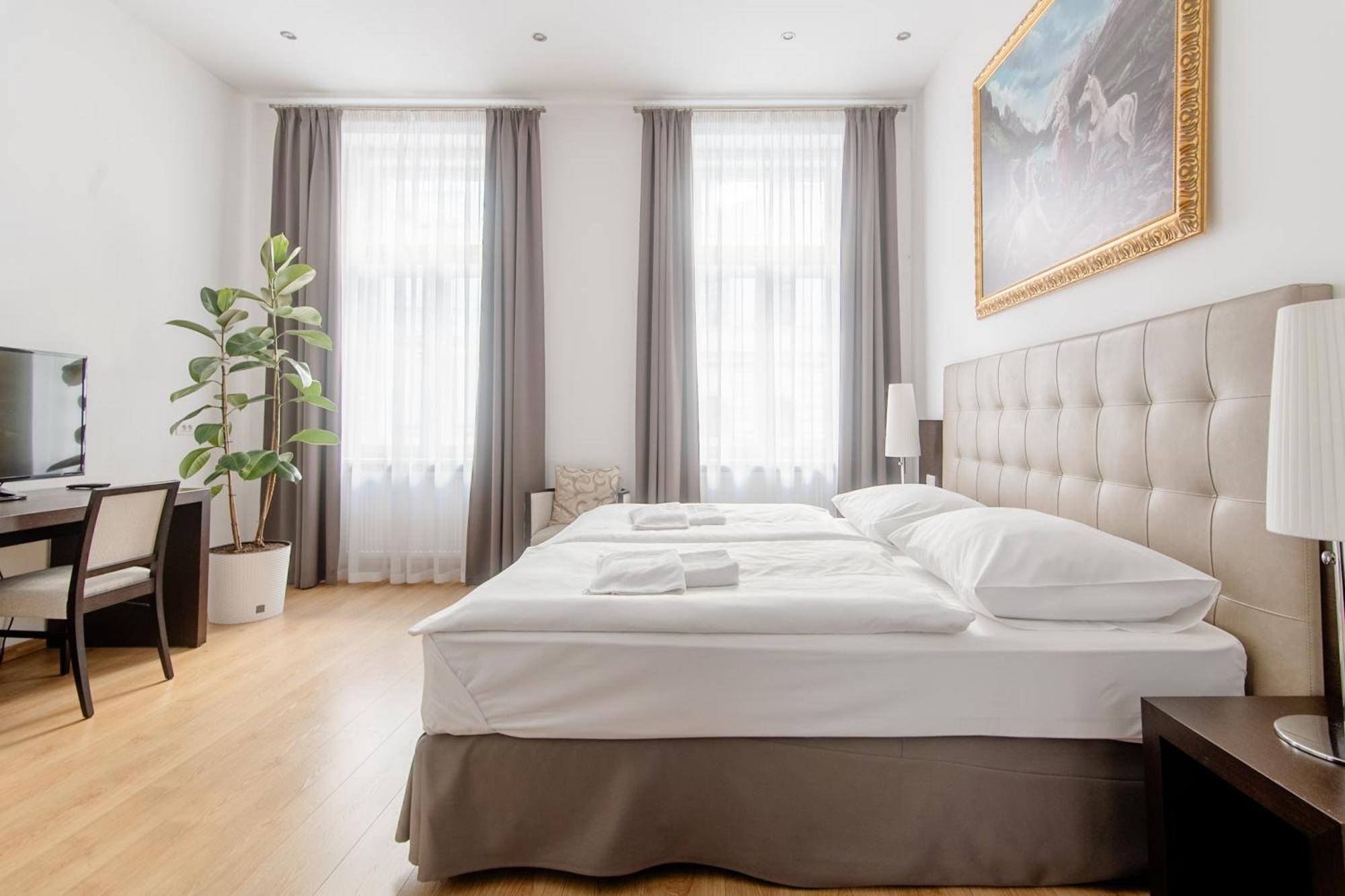 Riverside Palace Apartments — Photos 1